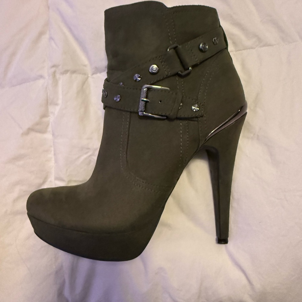 G by Guess Deeka Olive Green Studded Heels Boots Booties 6.5
